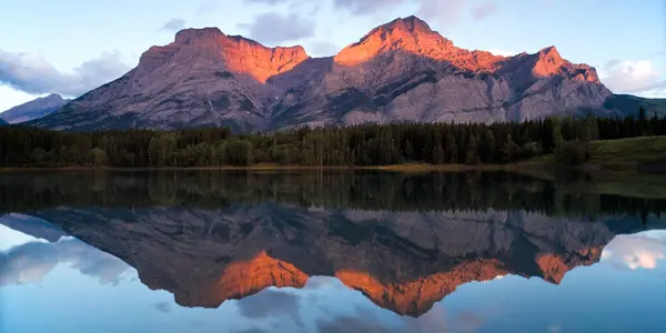 Mount Kidd Amanecer Reflejado Wedge Pond Kananaskis Alberta Canadá Imágenes De Stock Sin Royalties Gratis