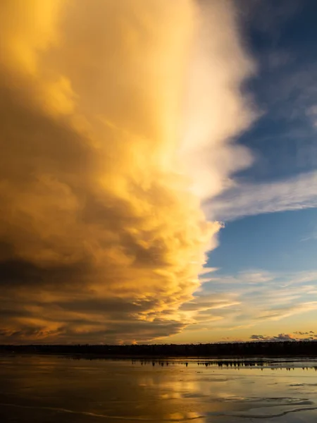 Cielo Colorido Nubes Chinook Después Puesta Del Sol Glenmore Calgary Imagen De Stock