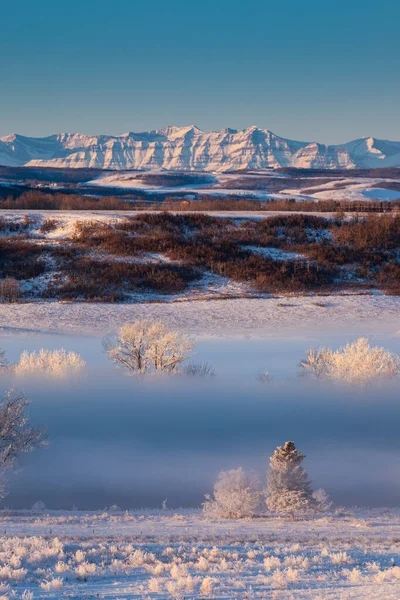 Bow River Valley Mist Met Rocky Mountains Achtergrond Calgary Alberta Stockfoto