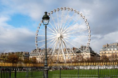Paris 'teki Jardin des Tuileries' de Büyük Dönme Dolap Grande Roue de Paris. Sonbaharda bulutlu bir günde çekilen.