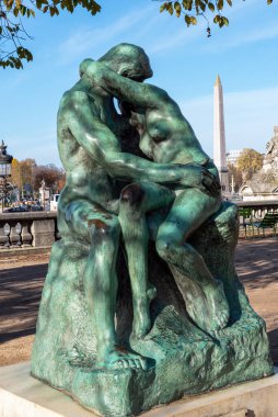 Bronz heykel The Kiss 1882 by Auguste Rodin 1840-1917 Tuileries Garden 'da, Orangerie müzesinin önünde, arka planda Mısır dikilitaşıyla Paris, Fransa