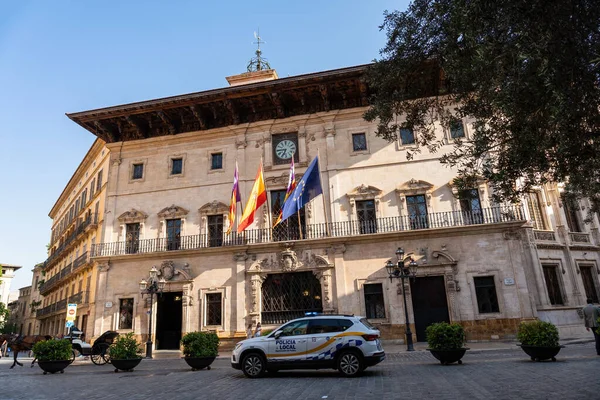 Palma de Mallorca, İspanya - 2022 05 - 19: Ayuntamiento Belediye Sarayı, Ajuntament de Palma de Mallorca ve bir polis arabası ön planda
