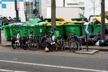 Paris, Fransa - 16 Mart 2023: Yeni emeklilik yasası protestosu nedeniyle, Rue des Cevennes 'de (Paris' in 15. Bölgesi) aşırı dolu çöp bidonları