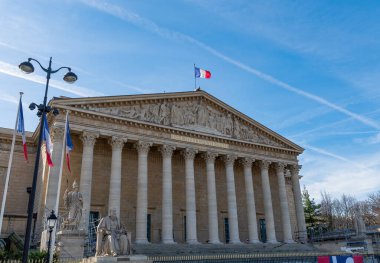 Paris, Fransa - 16 Mart 2023: Fransa Ulusal Meclisi Binası (Assemblee Nationale, Palais Bourbon, Fransız Parlamentosu) 2023 'te yenilendikten sonra Paris, Fransa