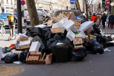 Paris, Fransa - 16 Mart 2023: Yeni emeklilik yasası protestosu nedeniyle Paris Latin Mahallesi 'nde çöp bidonları