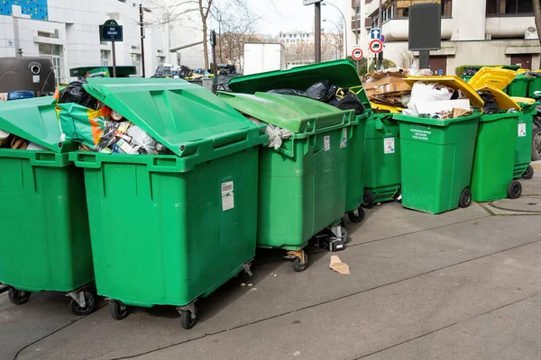 Paris, Fransa - 16 Mart 2023: Yeni emeklilik yasası protestosu nedeniyle, çöp grevi sırasında Rue Balard 'da (Paris' in 15. Bölgesi) aşırı dolu çöp bidonları