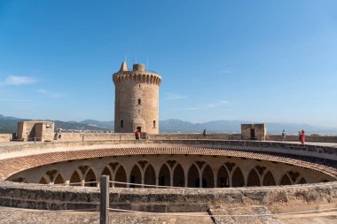 Palma de Mallorca, İspanya - 2022 05 18: Palma de Mallorca 'daki Bellver Kalesi' nin iç manzarası. Kalenin en üst katından vurulmuş..