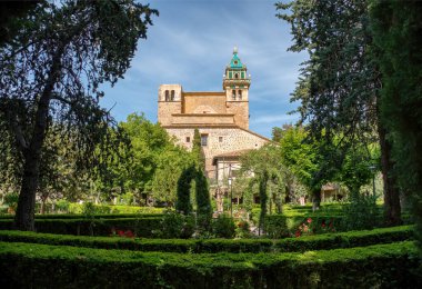 Valldemossa 'daki Royal Carthusian Manastırı. Tramuntana dağının geleneksel bir köyü. Mallorca, Balearic Adaları, İspanya.