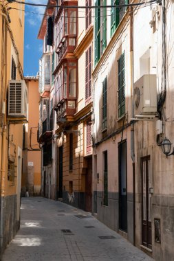 İspanya 'nın eski Palma de Mallorca kasabasında geleneksel Narrow Caddesi