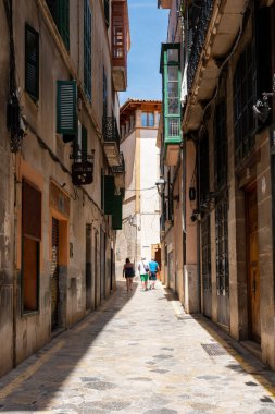 Palma de Mallorca, İspanya - 2022 05 22: İspanya 'nın eski Palma de Mallorca kasabasındaki Geleneksel Dar Sokak