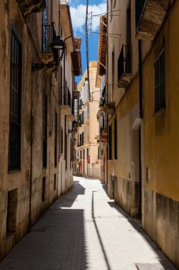 Palma de Mallorca, İspanya - 2022 05: İspanya 'nın eski Palma de Mallorca kasabasındaki Geleneksel Dar Sokak