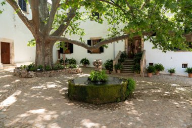 Tramuntana Dağı 'ndaki Alfabia bahçelerinin ve doğa parkının bahçesindeki çeşme - Bunyola, Mallorca, Balearic Adaları, İspanya
