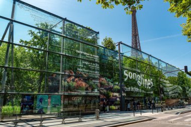 Paris, Fransa - 24 Mayıs 2023: Paris 'teki Quai Branly Jacques Chirac Müzesine Giriş
