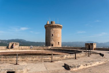 Palma de Mallorca, İspanya - 2022 05 18: Palma de Mallorca 'daki Bellver Kalesi' nin iç manzarası. Kalenin en üst katından vurulmuş..