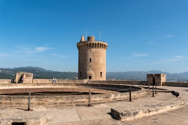 Palma de Mallorca, İspanya - 2022 05 18: Palma de Mallorca 'daki Bellver Kalesi' nin iç manzarası. Kalenin en üst katından vurulmuş..