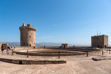 Palma de Mallorca, İspanya - 2022 05 18: Palma de Mallorca 'daki Bellver Kalesi' nin iç manzarası. Kalenin en üst katından vurulmuş..