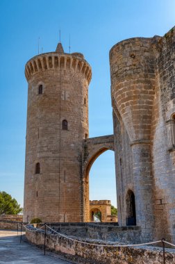 Palma de Mallorca, İspanya - 2022 05 05 18: Palma de Mallorca Bellver Kalesi 'nin dış görünümü.