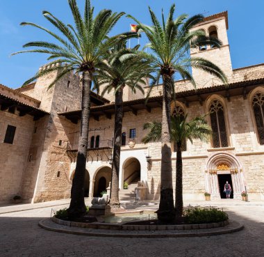 Palma de Mallorca, İspanya - 2022 05 21: Almudaina Sarayı Avlusu