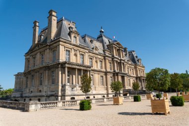 Maisons Laffitte, Fransa - 25 Mayıs 2023: Paris yakınlarındaki Maisons Laffitte kalesinin cephesi.