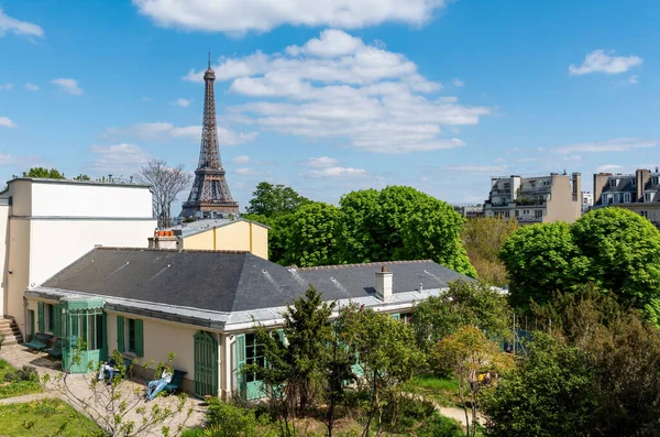 Außenansicht Des Hauses Balzac 1799 1850 Mit Dem Eiffelturm Hintergrund Stockbild