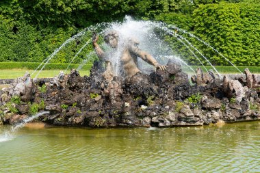 Champs-sur-Marne, Fransa - 10 Temmuz 2023: Chateau de Champs-sur-Marne Parkı 'ndaki Scyllas çeşmesine yakın çekim. Bu kale 1703 ve 1707 yılları arasında Paris 'ten 20 km doğuda inşa edilmiştir..