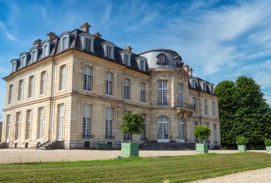 Champs-sur-Marne, Fransa - 10 Temmuz 2023 Chateau de Champs-sur-Marne cephesi. Bu kale 1703 ve 1707 yılları arasında Paris 'ten 20 km doğuda inşa edilmiştir..
