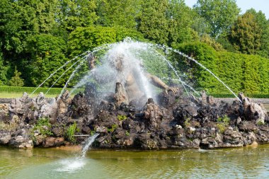 Champs-sur-Marne, Fransa - 10 Temmuz 2023: Chateau de Champs-sur-Marne Parkı 'ndaki Scyllas çeşmesine yakın çekim. Bu kale 1703 ve 1707 yılları arasında Paris 'ten 20 km doğuda inşa edilmiştir..