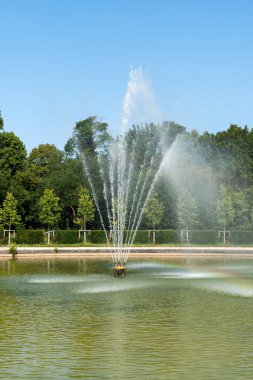 Champs-sur-Marne, Fransa - 10 Temmuz 2023: Chateau de Champs-sur-Marne Parkı 'ndaki Grand Bassins çeşmesi. Bu kale 1703 ve 1707 yılları arasında Paris 'ten 20 km doğuda inşa edilmiştir..