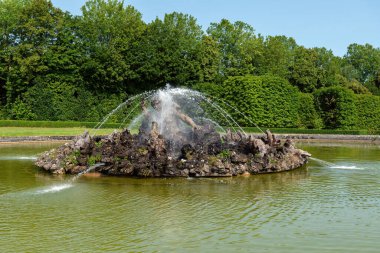 Champs-sur-Marne, Fransa - 10 Temmuz 2023: Chateau de Champs-sur-Marne Parkı 'ndaki Scyllas çeşmesi. Bu kale 1703 ve 1707 yılları arasında Paris 'ten 20 km doğuda inşa edilmiştir..