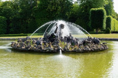 Champs-sur-Marne, Fransa - 10 Temmuz 2023: Chateau de Champs-sur-Marne Parkı 'ndaki Scyllas çeşmesine yakın çekim. Bu kale 1703 ve 1707 yılları arasında Paris 'ten 20 km doğuda inşa edilmiştir..