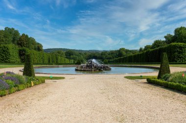 Champs-sur-Marne, Fransa - 10 Temmuz 2023: Chateau de Champs-sur-Marne Parkı 'ndaki Scyllas çeşmesi. Bu kale 1703 ve 1707 yılları arasında Paris 'ten 20 km doğuda inşa edilmiştir..