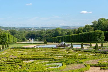 Champs-sur-Marne, Fransa - 10 Temmuz 2023 Chateau de Champs-sur-Marne Bahçesi. Bu kale 1703 ve 1707 yılları arasında Paris 'ten 20 km doğuda inşa edilmiştir..