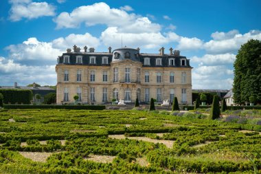 Champs-sur-Marne, Fransa - 10 Temmuz 2023 Bahçe ve Chateau de Champs-sur-Marne. Bu kale 1703 ve 1707 yılları arasında Paris 'ten 20 km doğuda inşa edilmiştir..