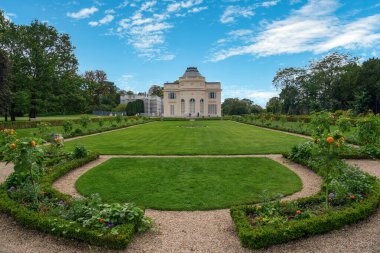 Bagatelle şatosu ve bahçesinde çeşme ve ayçiçekleri var. Bagatelle parkındaki bu küçük kale 1777 yılında Neoklasik tarzda inşa edilmiştir. Fransa, Paris yakınlarındaki Boulogne-Billancourt 'ta yer almaktadır.