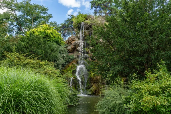 Skalní Vodopád Bagatelle Parku Park Nachází Boulogne Billancourt Nedaleko Paříže — Stock fotografie