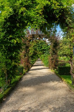 Bagatelle bahçesindeki Flora Çarşısı. Paris, Fransa yakınlarındaki Boulogne-Billancourt 'da yer almaktadır.