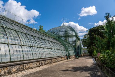 Yazın Jardin des Serres ve Auteuil 'deki eski serada. Bu botanik kazancı Paris, Fransa 'da bir halk parkı.