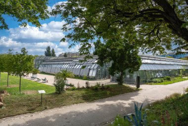 Paris, Fransa - 26 Ağustos 2023: Yazın Jardin des Serres d 'Auteuil' deki modern sera. Bu botanik kazancı Paris, Fransa 'da bir halk parkı.