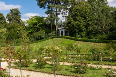 Bagatelle parkında arka planda imparatoriçe büfesi olan gül bahçesi. Paris, Fransa yakınlarındaki Boulogne-Billancourt 'da yer almaktadır.