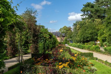 Bagatelle bahçesindeki Flora Çarşısı. Paris, Fransa yakınlarındaki Boulogne-Billancourt 'da yer almaktadır.