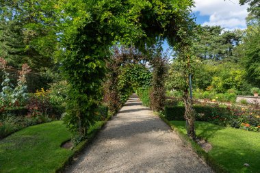 Bagatelle bahçesindeki Flora Çarşısı. Paris, Fransa yakınlarındaki Boulogne-Billancourt 'da yer almaktadır.