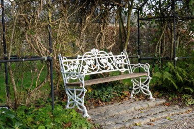 Choisel, Fransa - 28 Kasım 2023: Breteuil Şatosu Parkı 'ndaki İngiliz Bahçesinde Bench. Bu kale Choisel 'da, Chevreuse Vadisi' nde, Paris yakınlarında..