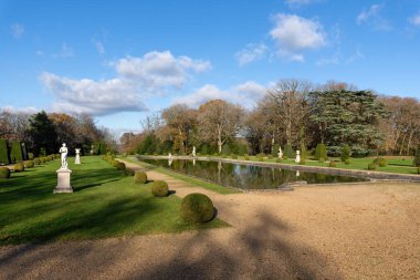 Choisel, Fransa - 28 Kasım 2023: Breteuil Şatosu Parkı 'ndaki Ayna Göleti. Bu kale Choisel 'da, Chevreuse Vadisi' nde, Paris yakınlarında..