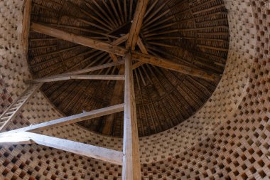 Choisel, Fransa - 28 Kasım 2023: Breteuil Şatosu 'ndaki Resmi Bahçe' de Dovecote 'nin iç manzarası. Bu kale Choisel 'da, Chevreuse Vadisi' nde, Paris yakınlarında..