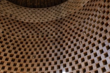 Choisel, Fransa - 28 Kasım 2023: Breteuil Şatosu 'ndaki Resmi Bahçe' de Dovecote 'nin iç manzarası. Bu kale Choisel 'da, Chevreuse Vadisi' nde, Paris yakınlarında..