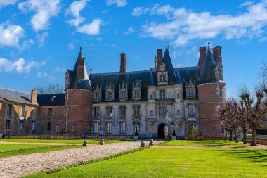 Maintenon, Fransa - 22 Mart 2024: Paris yakınlarındaki Eure-et-Loir Bölümü 'nde Maintenon Kalesi Cephesi