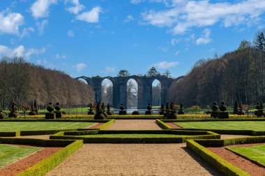 Maintenon, Fransa - 22 Mart 2024: Arka planda Maintenon Su kemeri olan Maintenon Kalesi Bahçesi. Paris yakınlarındaki Eure-et-Loir bölgesinde yer almaktadır.