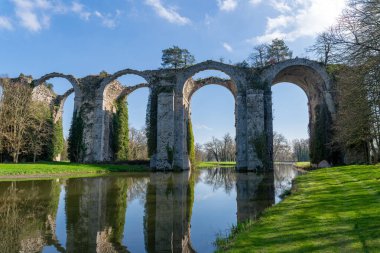 Maintenon, Fransa - 22 Mart 2024: Maintenon kalesinin su kemeri. Paris yakınlarındaki Eure-et-Loir bölgesinde yer almaktadır.