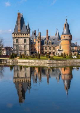 Maintenon, Fransa - 22 Mart 2024: Bahçe göletinde yansıması olan Maintenon Kalesi. Paris yakınlarındaki Eure-et-Loir bölgesinde yer almaktadır.