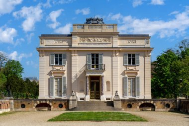 Bahar zamanı Bagatelle parkındaki Bagatelle kalesinde. Bu küçük kale 1777 yılında Neoklasik tarzda inşa edilmiştir. Fransa, Paris yakınlarındaki Boulogne-Billancourt 'ta yer almaktadır.